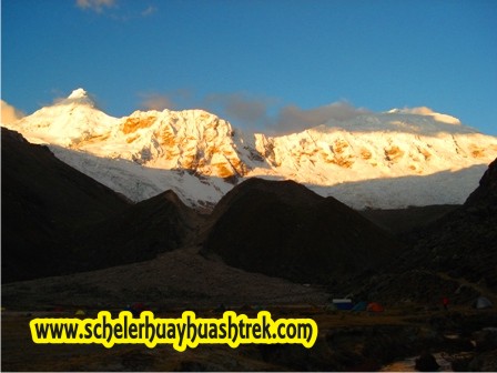 Nevado Tocllaraju visto desde el Campo Base